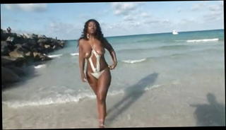 Watch the video about Aryana Starr Was Just Hangin Out On South Beach