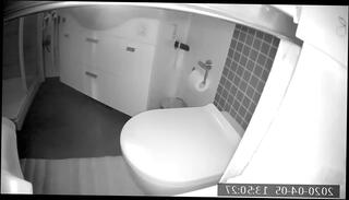 Watch the video about Meine Schlampe heimlich auf der Toilette gefilmt