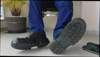 Watch the video about PUTTING ON THE WORK BOOT - MLV04