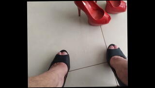 Watch the video about Mais Uma gozada no Peep toe vermelho da namorada! big cumshot on girlfriend's red high heels