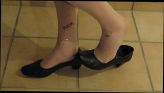 Video 1610420115: nylon feet shoes, nylon feet legs, nylon stockings feet, nylon gay, leather pumps, shoeplay, tattooed feet